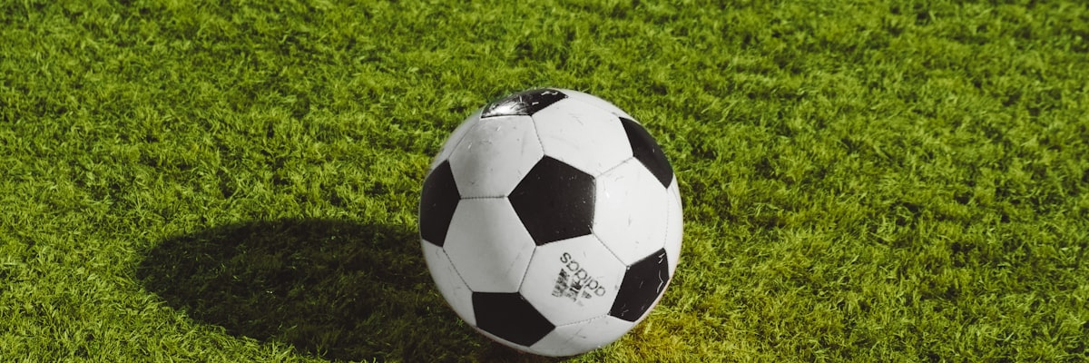 数据分析师正在使用电脑进行足球赛事数据建模与预测分析